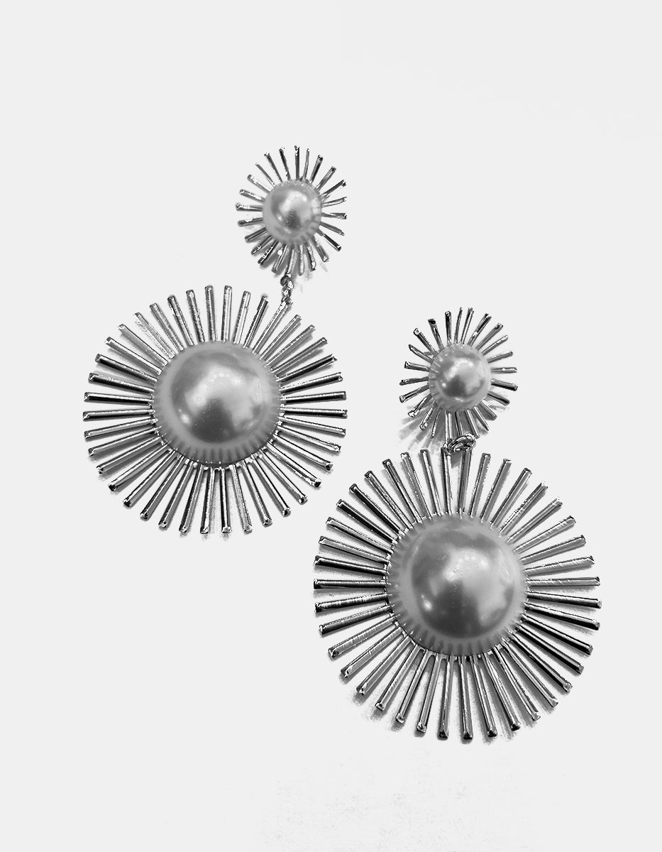 Aretes statement celestiales en baño platino con rosetón radiante y perla Mabe