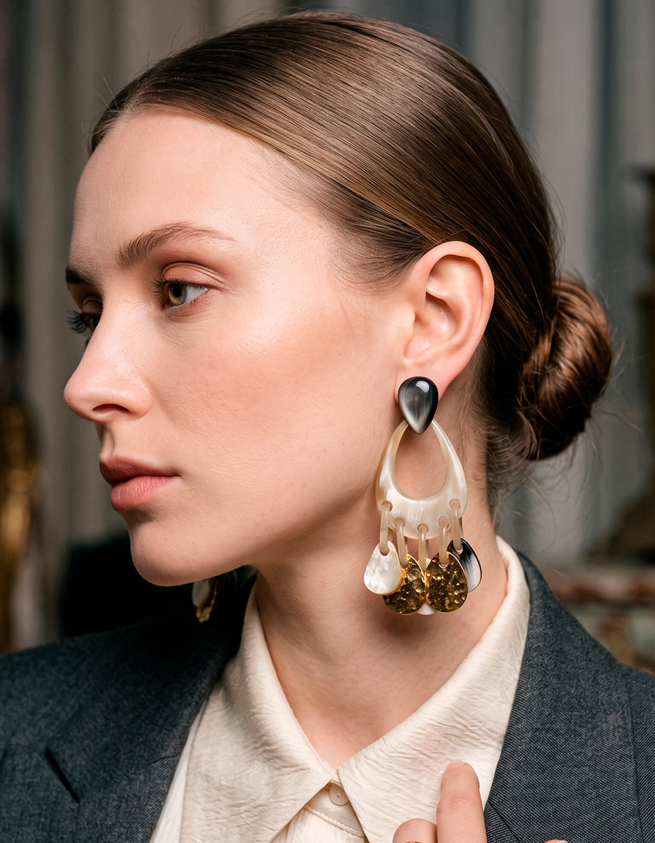 Aretes vintage candelabro en Gold-Filled de 22kt y baquelita jaspeada y dijes martillados