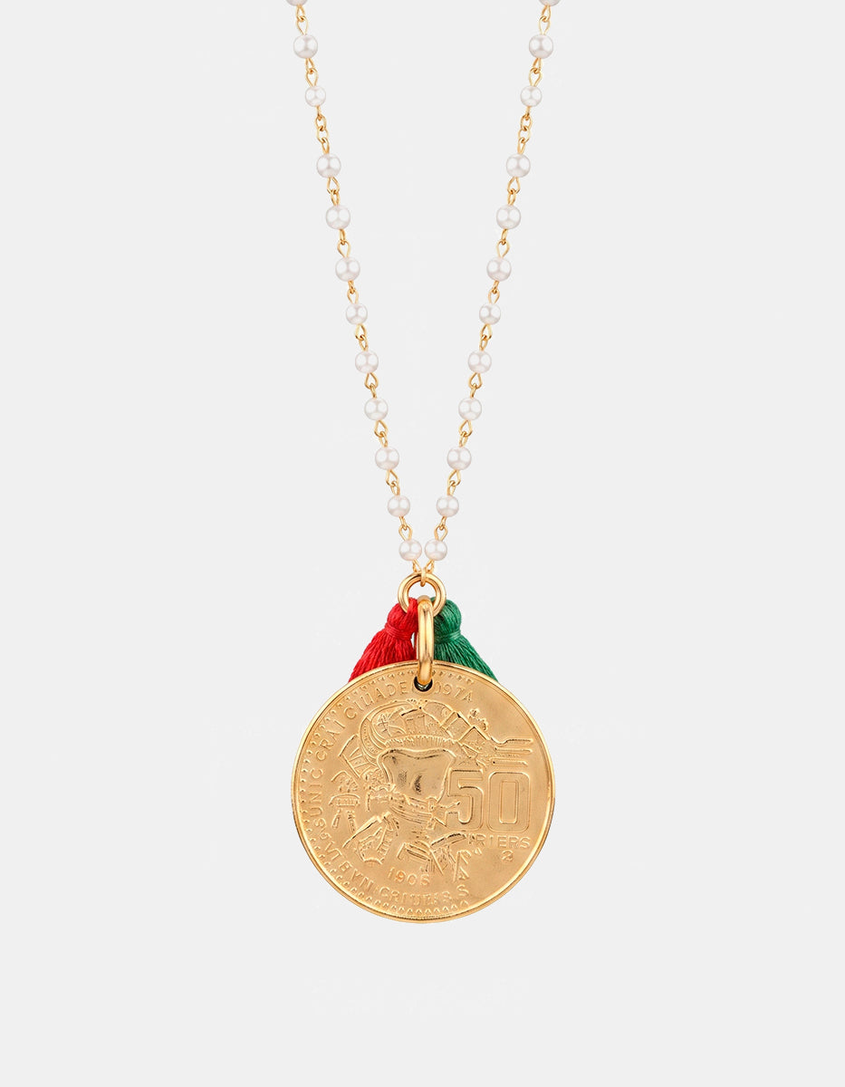 Collar con Cadena de Perlas, Dije de Moneda de 50 Pesos Coyolxauhqui e Hilo de Seda Tricolor en Baño de Oro de 22kt