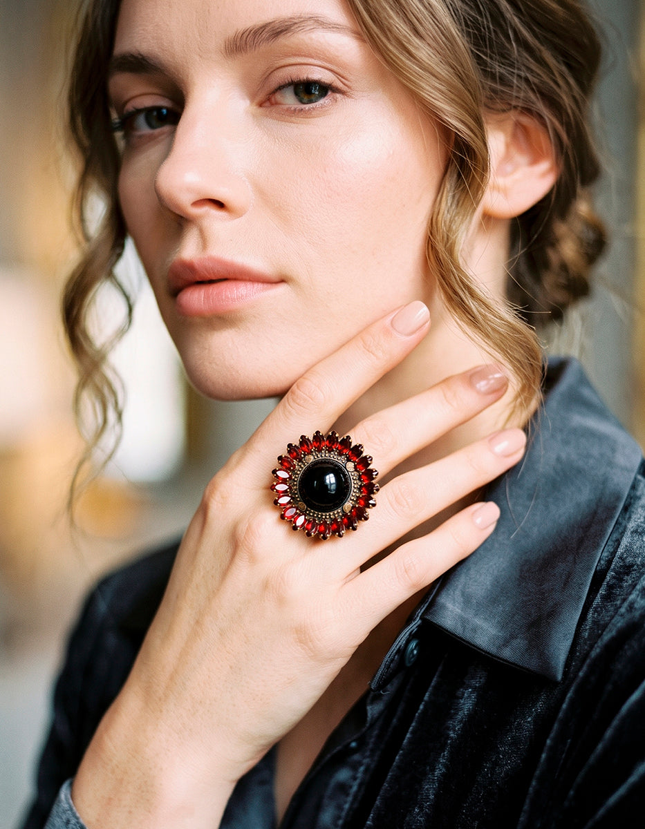 Anillo ajustable Rosetón Flor en Oro laminado con Cabujón Negro y Cristal Rubelita Corte Marquesa