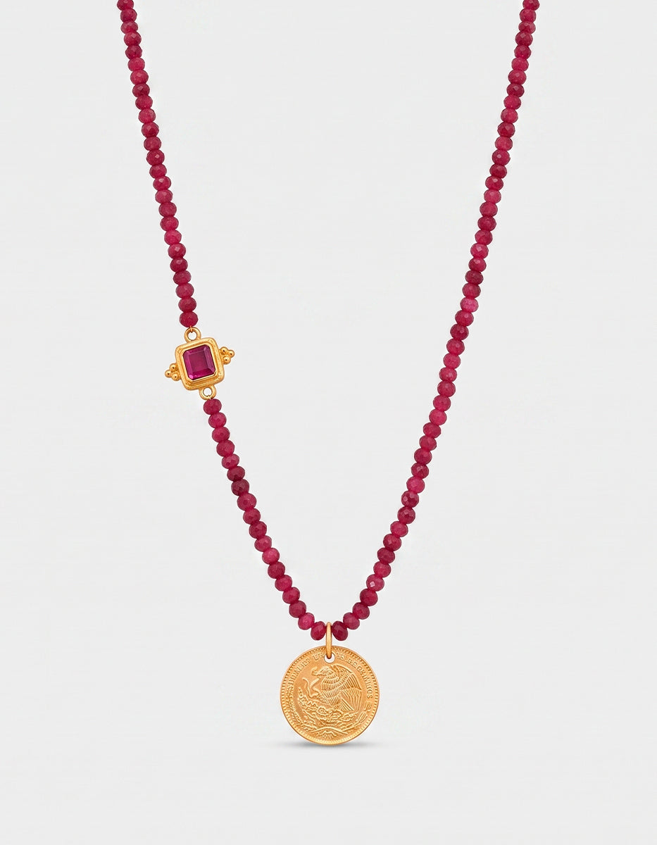Collar de Cristal Austriaco Rojo con Dije Lateral y Moneda Vintage en Baño de Oro de 22kt