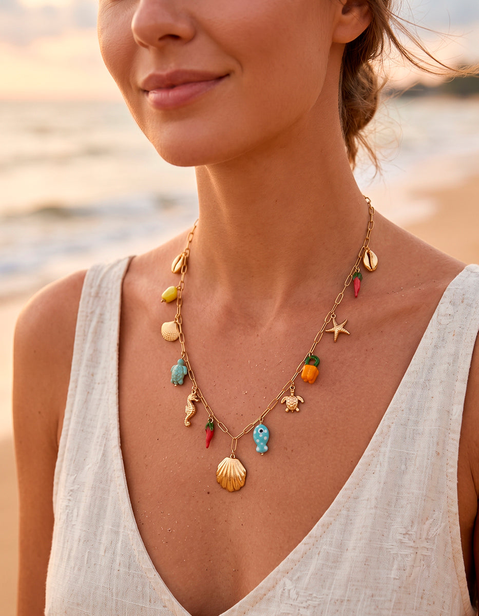 Collar en Goldfilled 22kt con Dije de Concha Marina y Charms de Baquelita Esmaltada