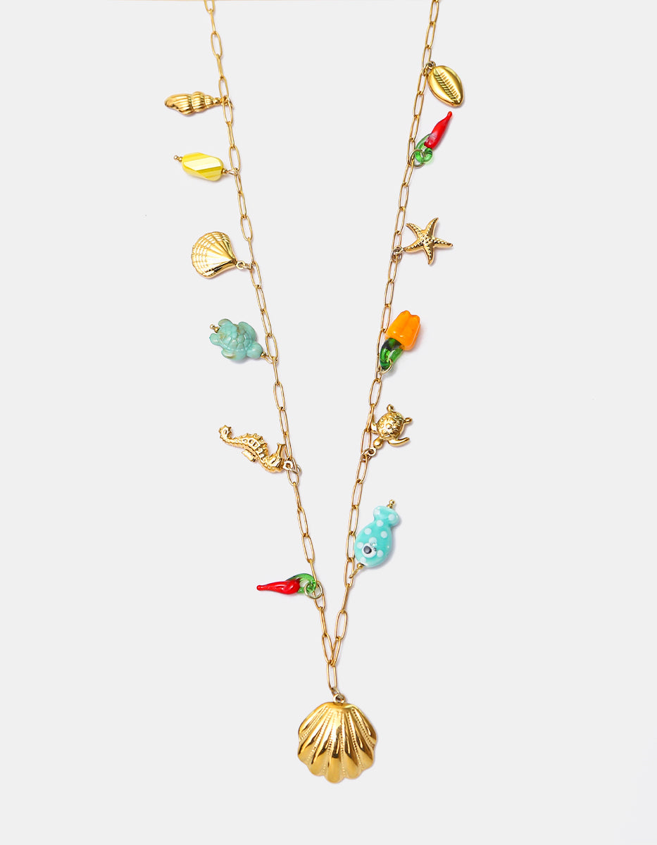 Collar en Goldfilled 22kt con Dije de Concha Marina y Charms de Baquelita Esmaltada