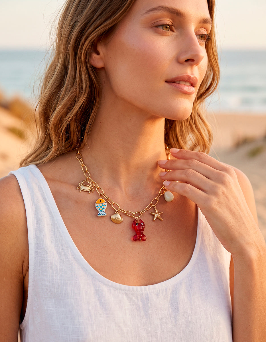 Collar de Cadena Eslabonada en Gold-filled 22kt con Dijes Marinos y Baquelita esmaltada