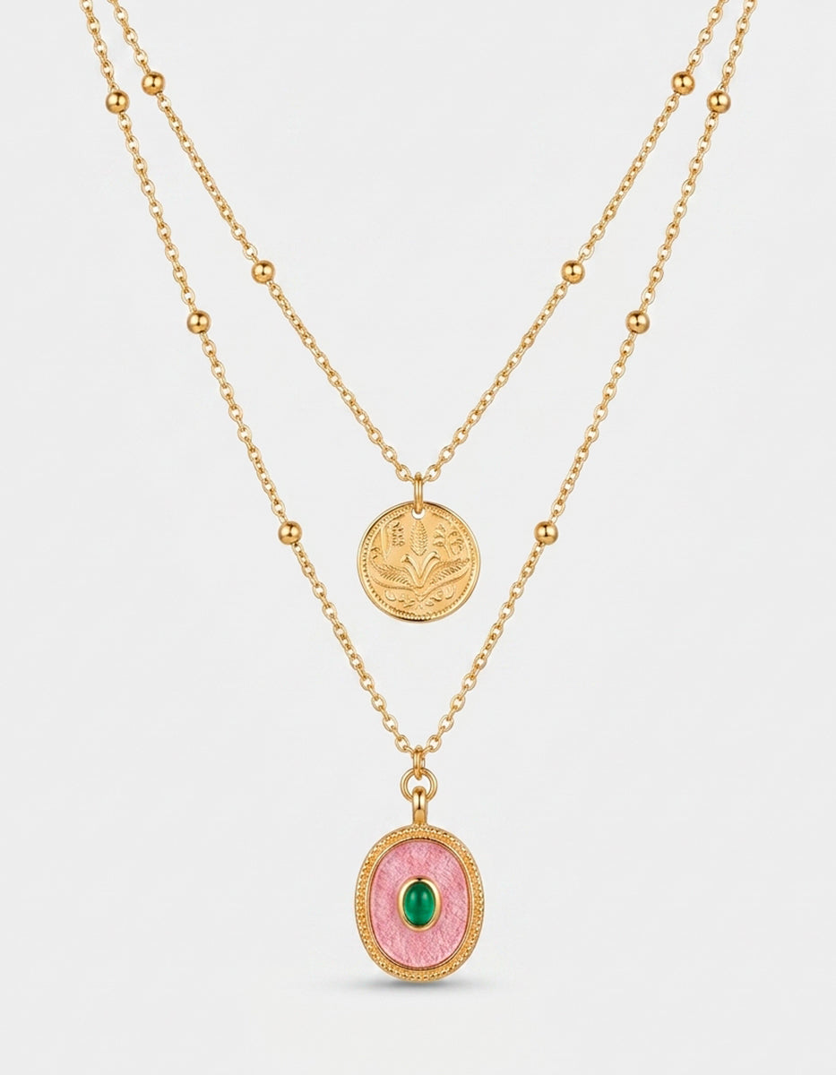 Collar en Capas con Moneda Conmemorativa y Talismán Ovalado Rosa Esmeralda en Baño de Oro de 22kt