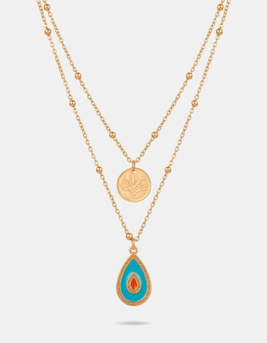 Collar Doble con Medalla Circunferencial Grabada y Dije Gota Turquesa en Baño de Oro de 22kt