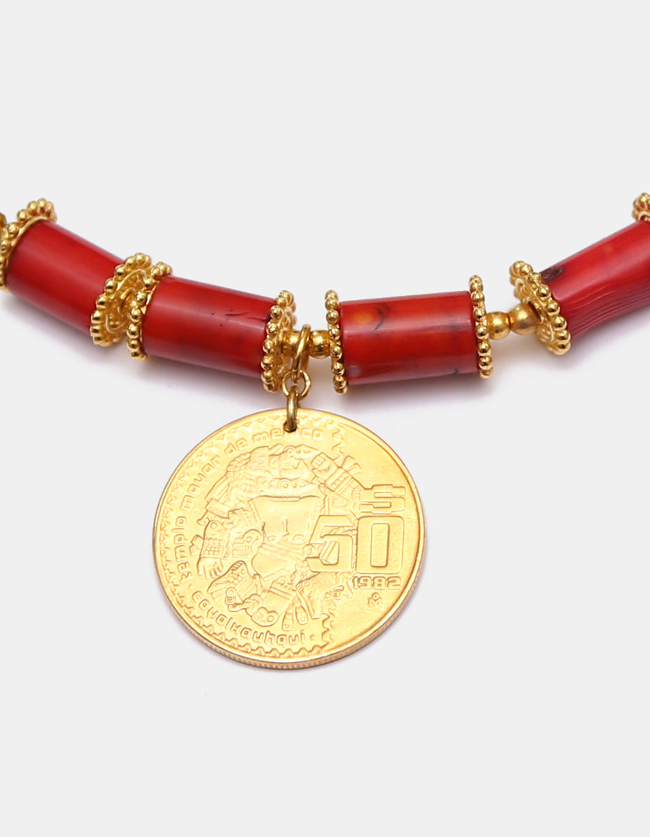 Gargantilla con Cuentas Rojas, Esferas Doradas Facetadas y Moneda Coyolxauhqui en Baño de Oro de 22kt
