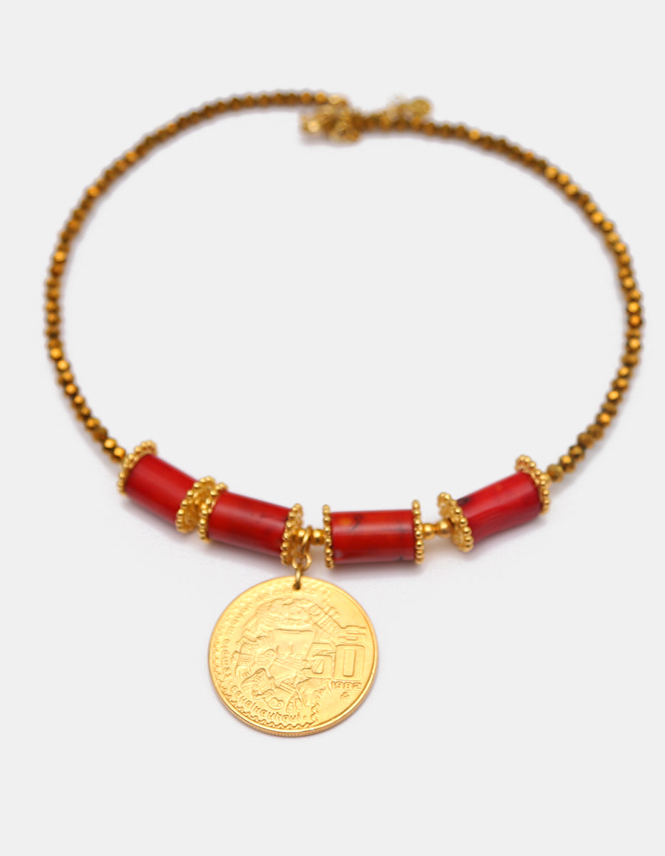 Gargantilla con Cuentas Rojas, Esferas Doradas Facetadas y Moneda Coyolxauhqui en Baño de Oro de 22kt