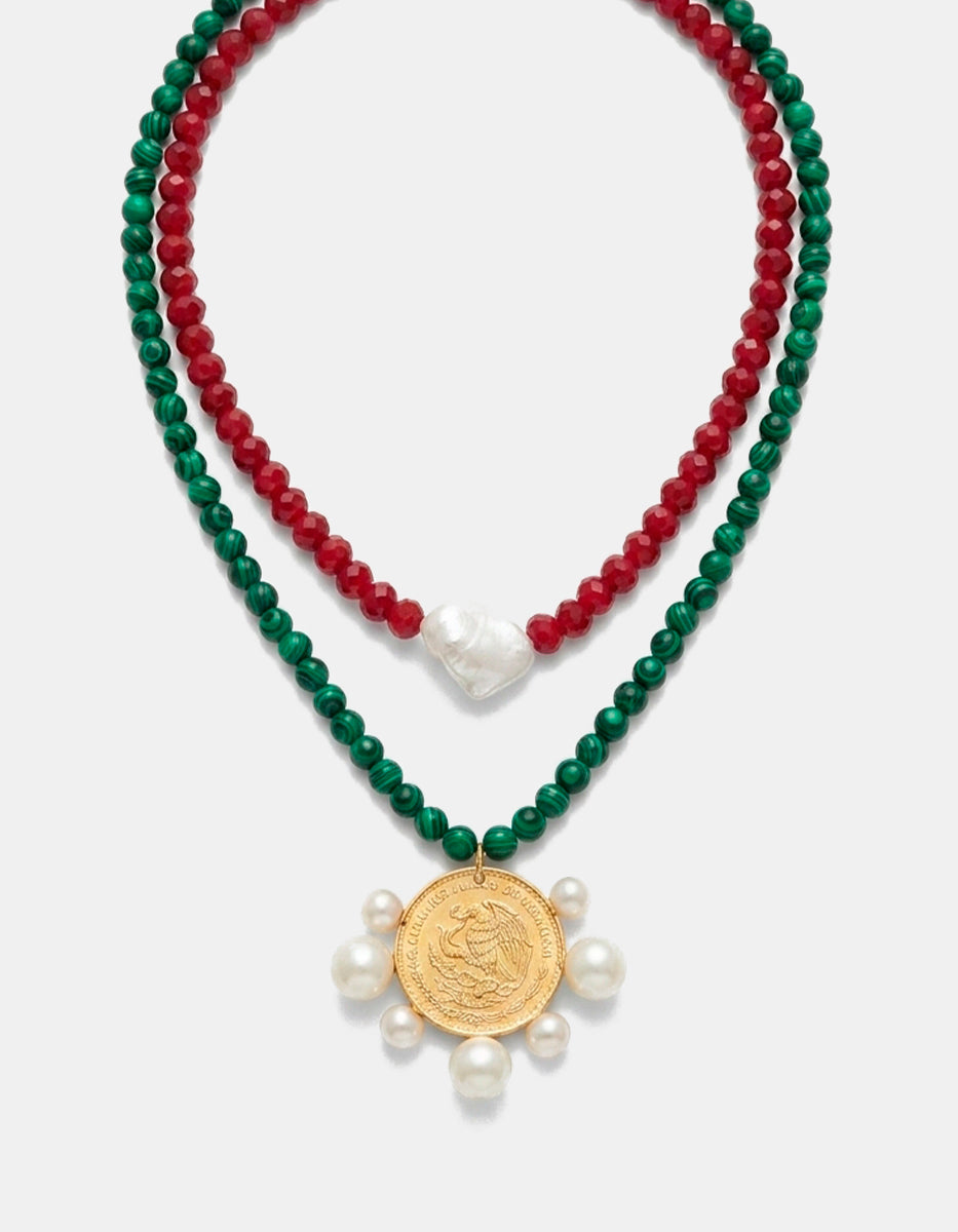 Collar de Malaquita Verde y Cristal Austriaco Rojo con Moneda Vintage y Perlas Mabe en Baño de Oro de 22kt