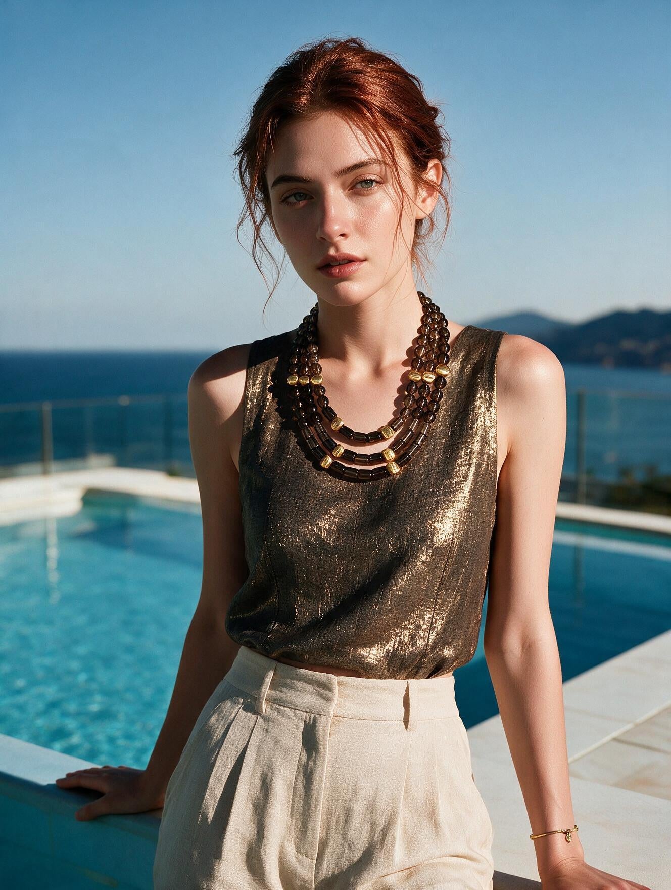 Collar Triple Statement con Cuarzo Ahumado Facetado, Cilindros Geométricos y Esferas con Baño de Oro de 22kt