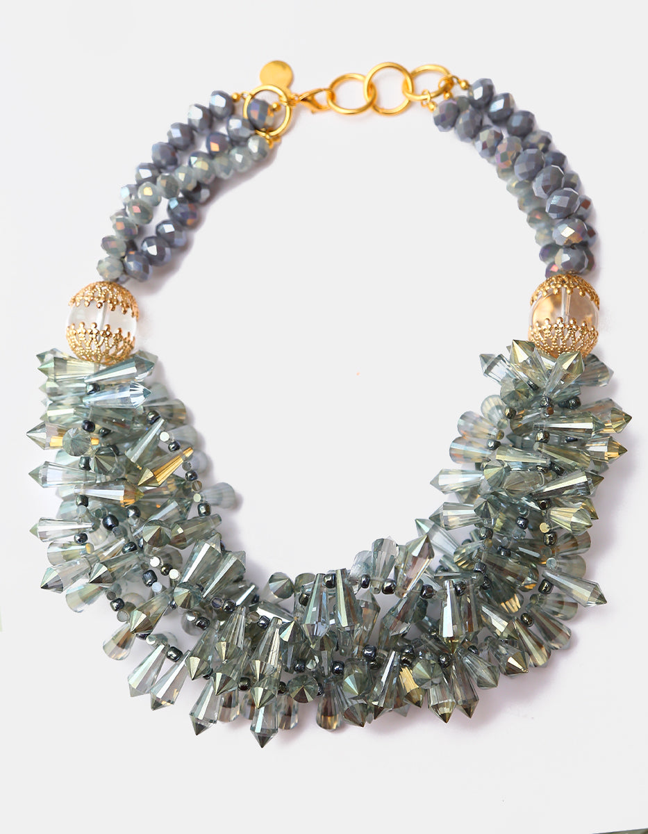 Collar Statement de Cristales Bicono Gris Iridiscente y Cuarzo con Acentos Filigranados en baño de oro de 22kt