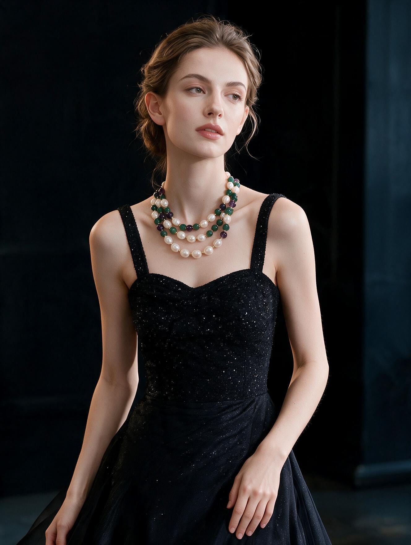 Collar Triple Statement con Perlas Barrocas, Cristal austriaco Verde, Amatista y Baño de Oro de 22kt