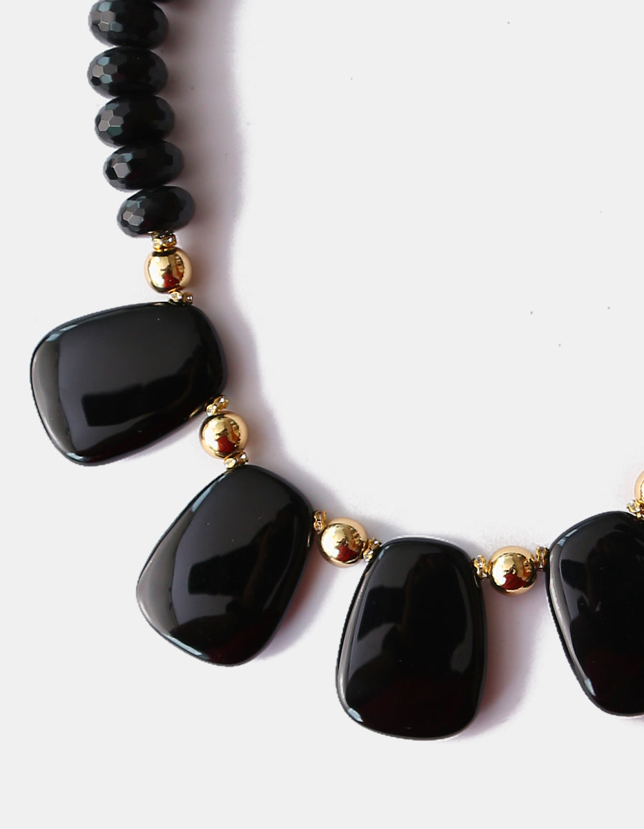 Collar Statement Ónix Negro Facetado con Placas Lisas y Esferas en Baño de Oro de 22kt