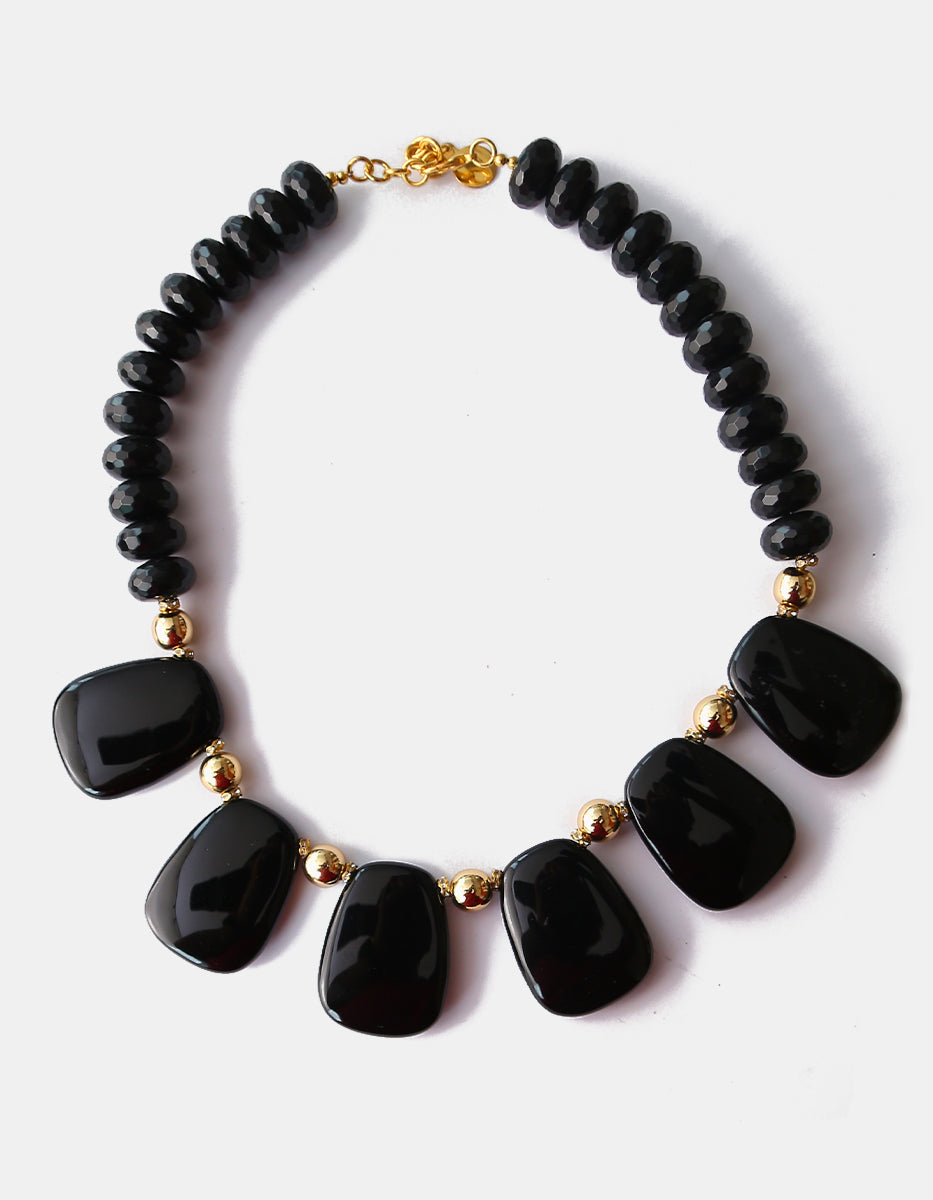 Collar Statement Ónix Negro Facetado con Placas Lisas y Esferas en Baño de Oro de 22kt