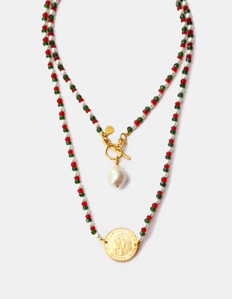 Collar Tricolor de Cristales Austriacos y Perlas Mabe, Perla Barroca y Moneda Vintage en Baño de Oro de 22kt