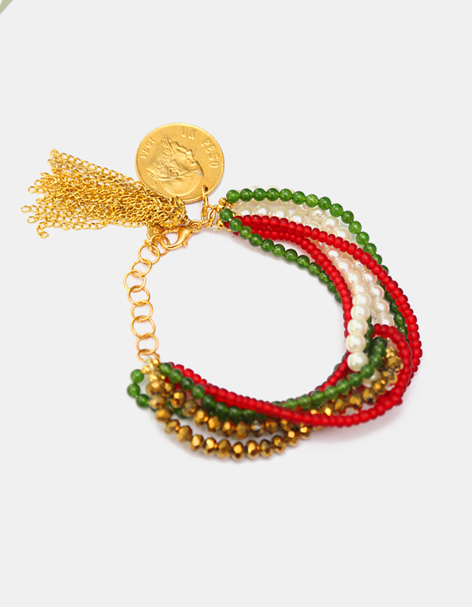 Pulsera Multihilo Tricolor de Cristales Austriacos y Perlas con Moneda Vintage y Borla en Baño de Oro de 22kt