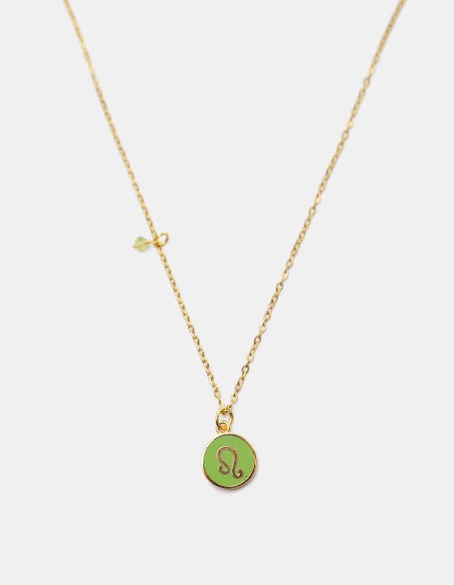 Collar Gold-Filled de 22kt con charm esmaltado de Leo y cristal austriaco verde Zodiac