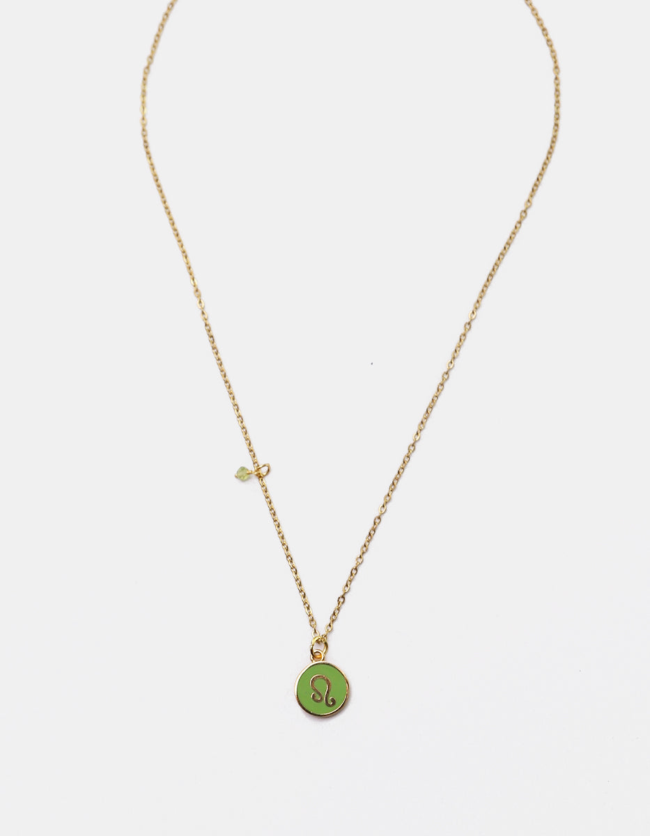 Collar Gold-Filled de 22kt con charm esmaltado de Leo y cristal austriaco verde Zodiac