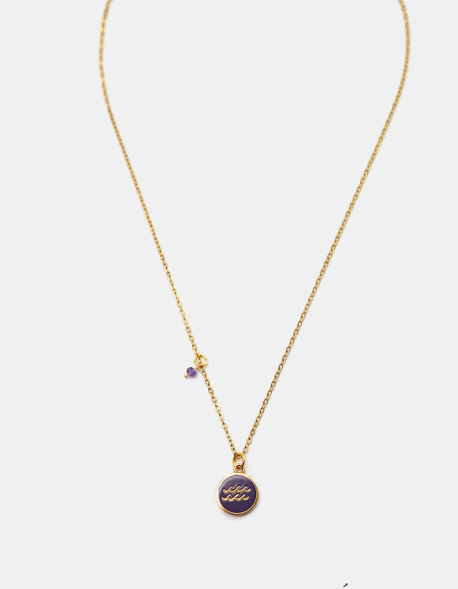 Collar Gold-Filled de 22kt con charm esmaltado de Acuario y cristal austriaco violeta Zodiac