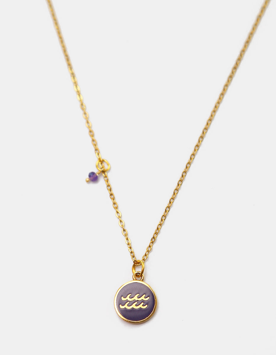 Collar Gold-Filled de 22kt con charm esmaltado de Acuario y cristal austriaco violeta Zodiac