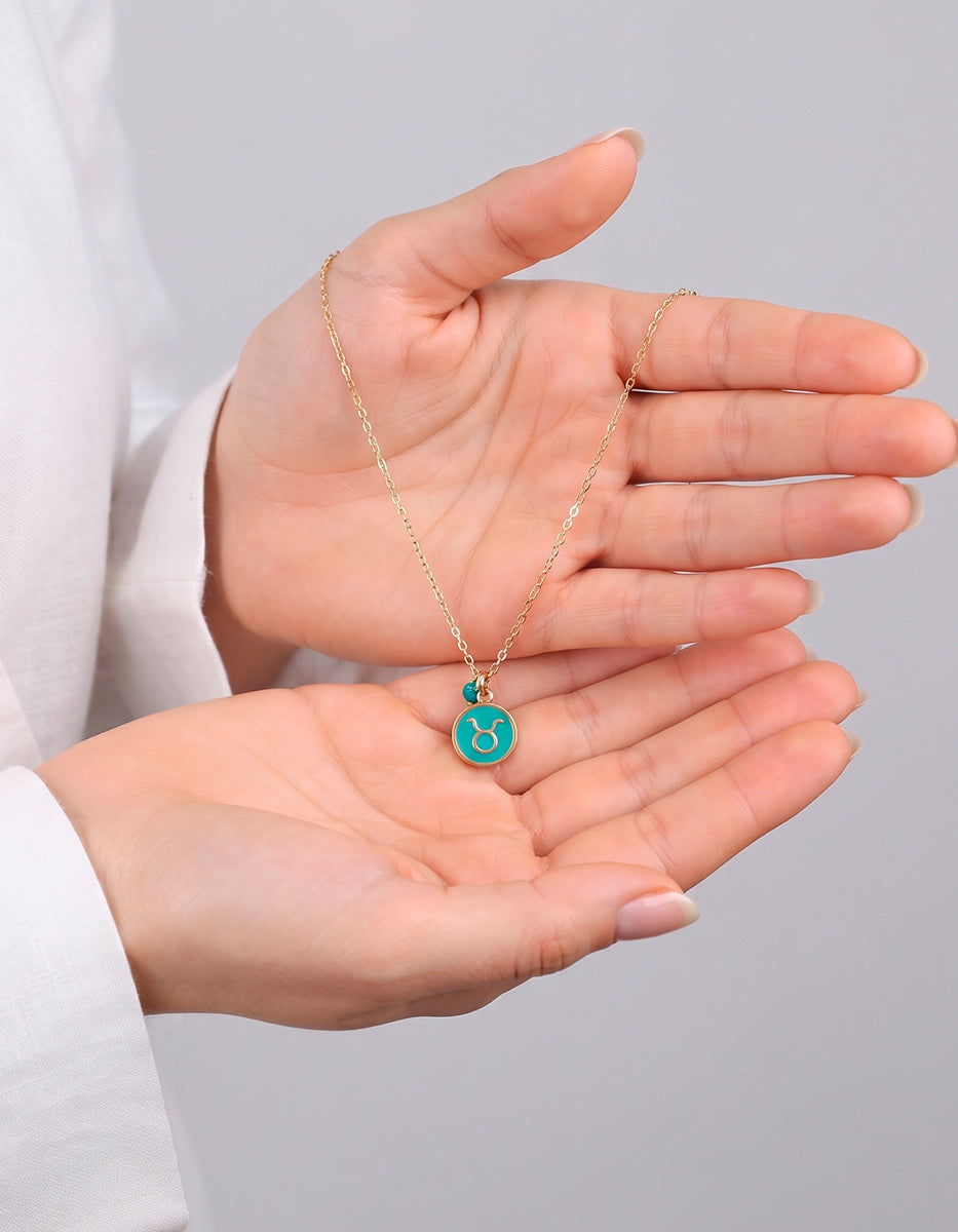Collar Gold-Filled de 22kt con charm esmaltado de Tauro y cristal austriaco verde cyan Zodiac