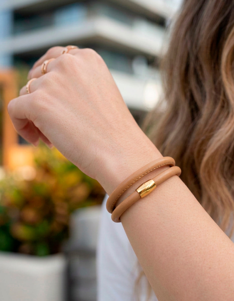 Pulsera de acero inoxidable rodinado con piel tono café