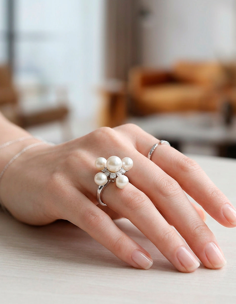 Anillo de plata .925 con baño de rodio, topacios blancos corte brillante y perla mabe – Talla 6