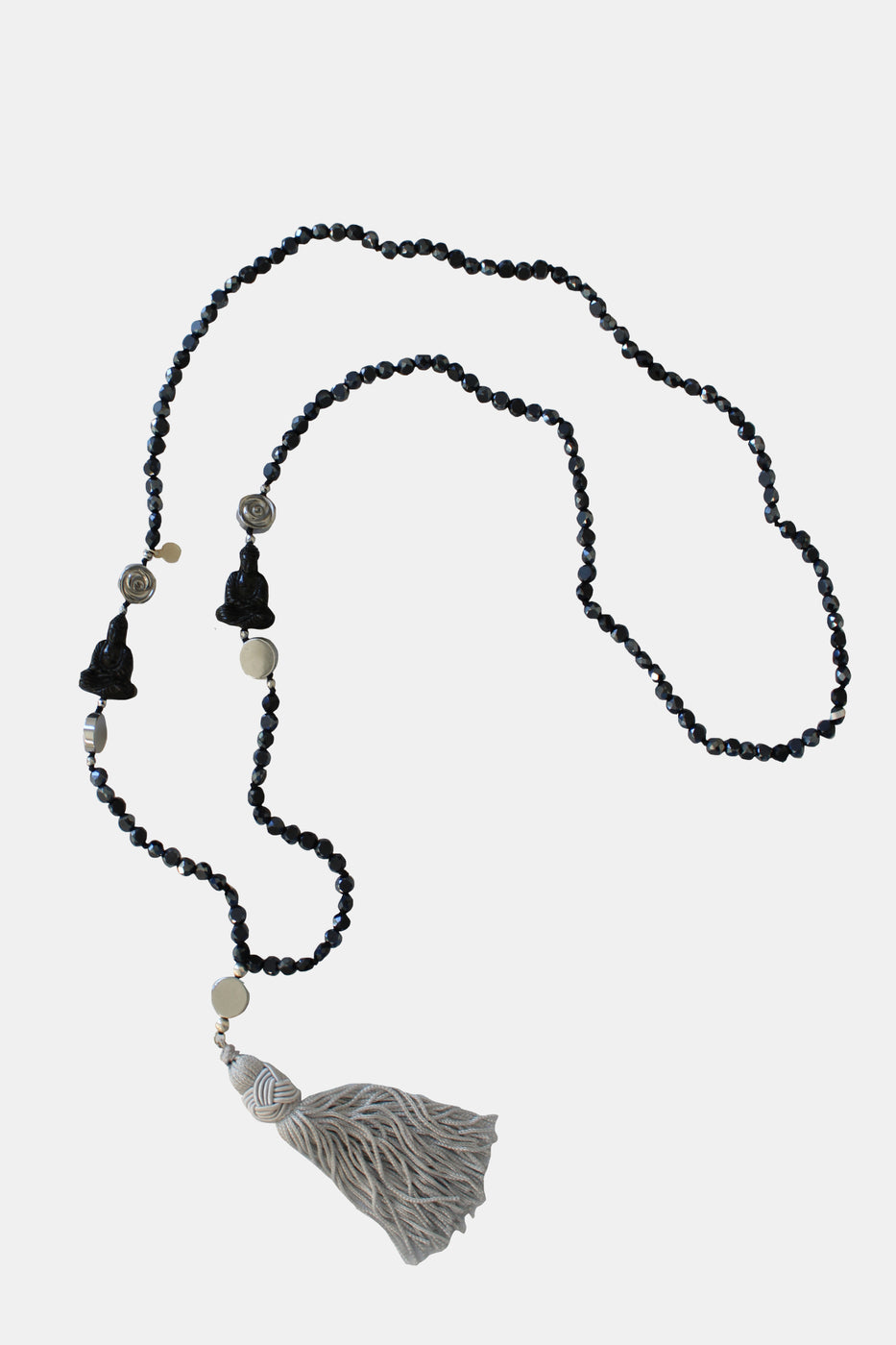 Collar largo de bronce con baño plateado, cristales facetados, figuras de Buda y dije de borla