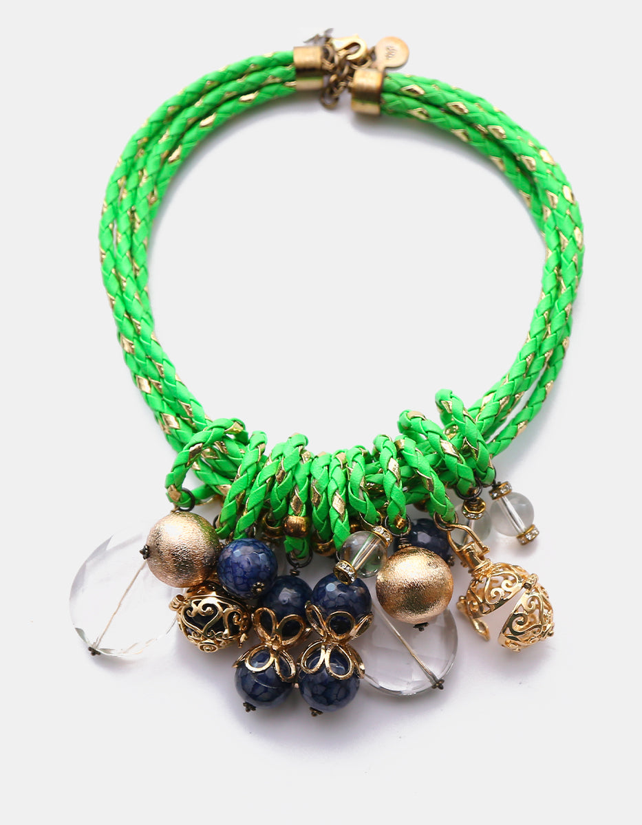 Collar de Cordones Trenzados Verde Lima con Cuentas Lapislázuli y Dijes Calados en Baño de Oro Ultramar