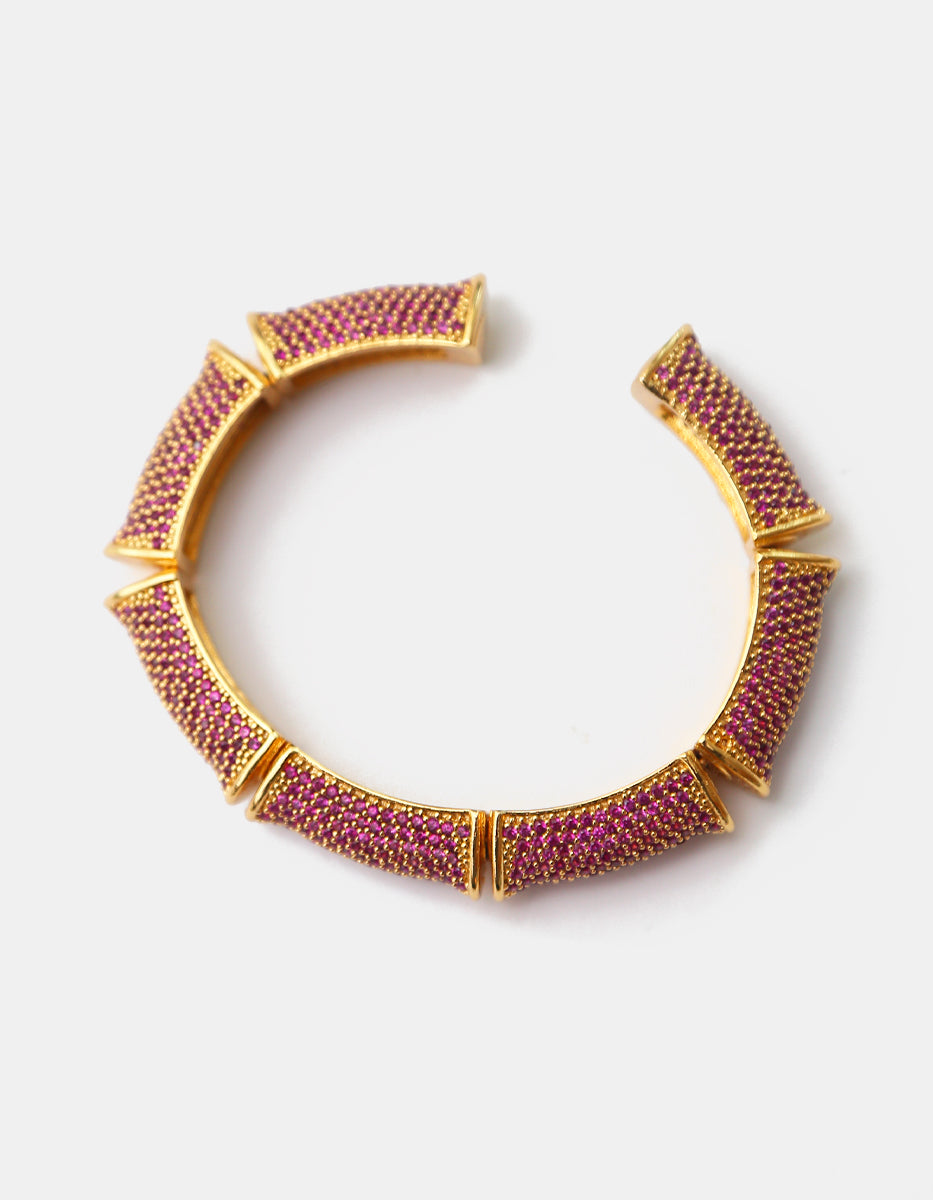 Brazalete abierto en baño de oro con pavé de espinolitas tono rubí en corte brillante