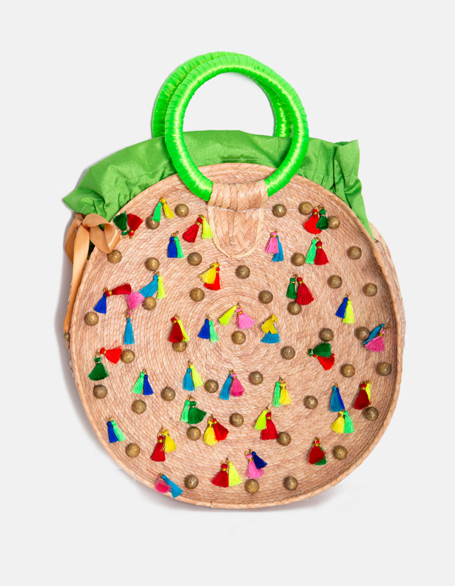 Bolso tote circular de palma natural con lluvia de borlas multicolor y asa satinada verde neón Ultramar