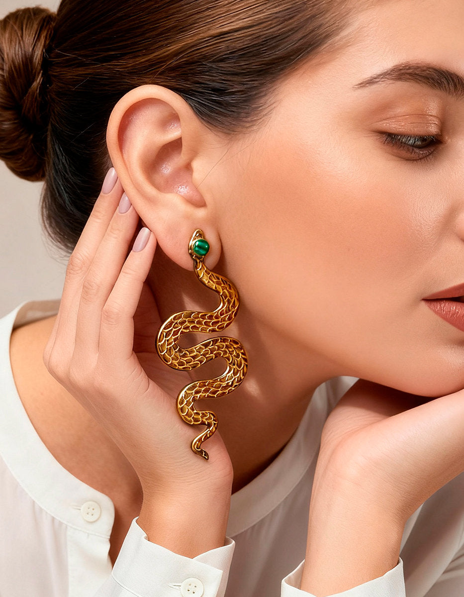 Aretes con forma de serpiente martelinada Poison