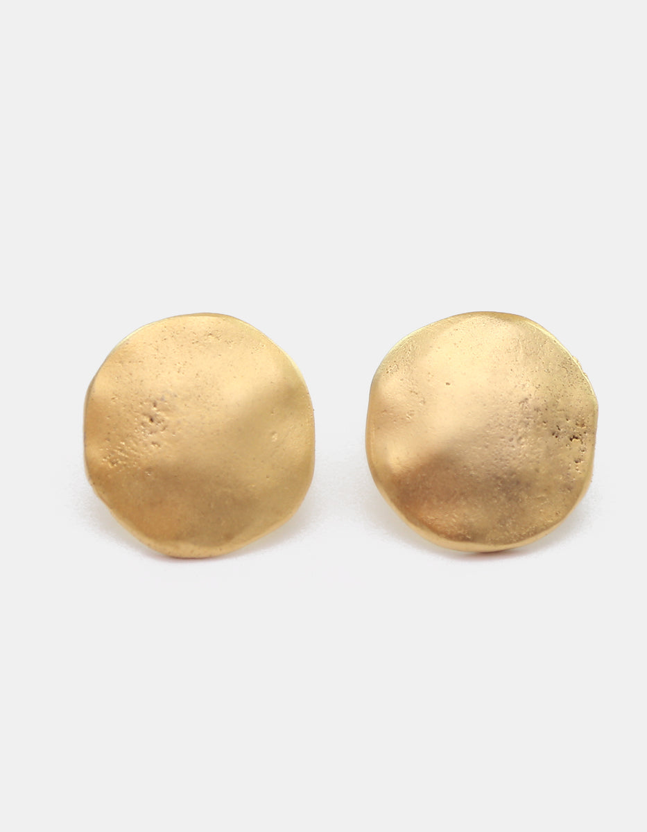 Aretes de disco circular orgánico en bronce con baño de oro de 22kt Golden Chic