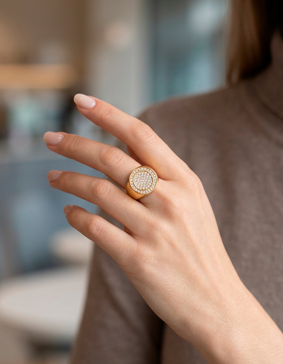 Anillo de Acero Inoxidable con Baño Oro 22K y Espinolitas Blancas Talla 8
