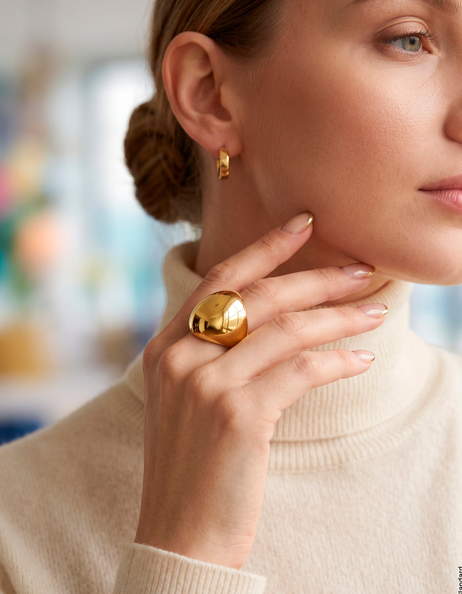 Anillo de domo bombacho liso en bronce con baño de oro de 22k Golden Chic