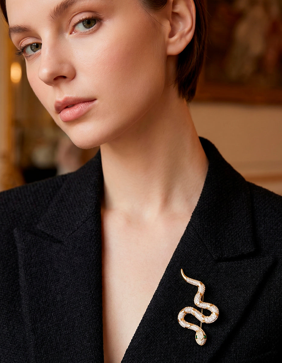 Pin en oro laminado de 22 kt en forma de serpiente con topacios blancos y esmeraldas Festive Style