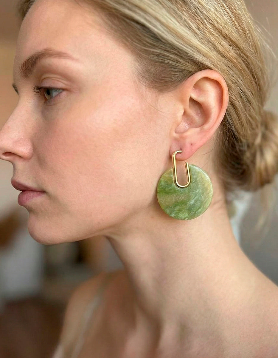 Aretes de oro laminado 22kt con baquelita nácar verde Mandragora