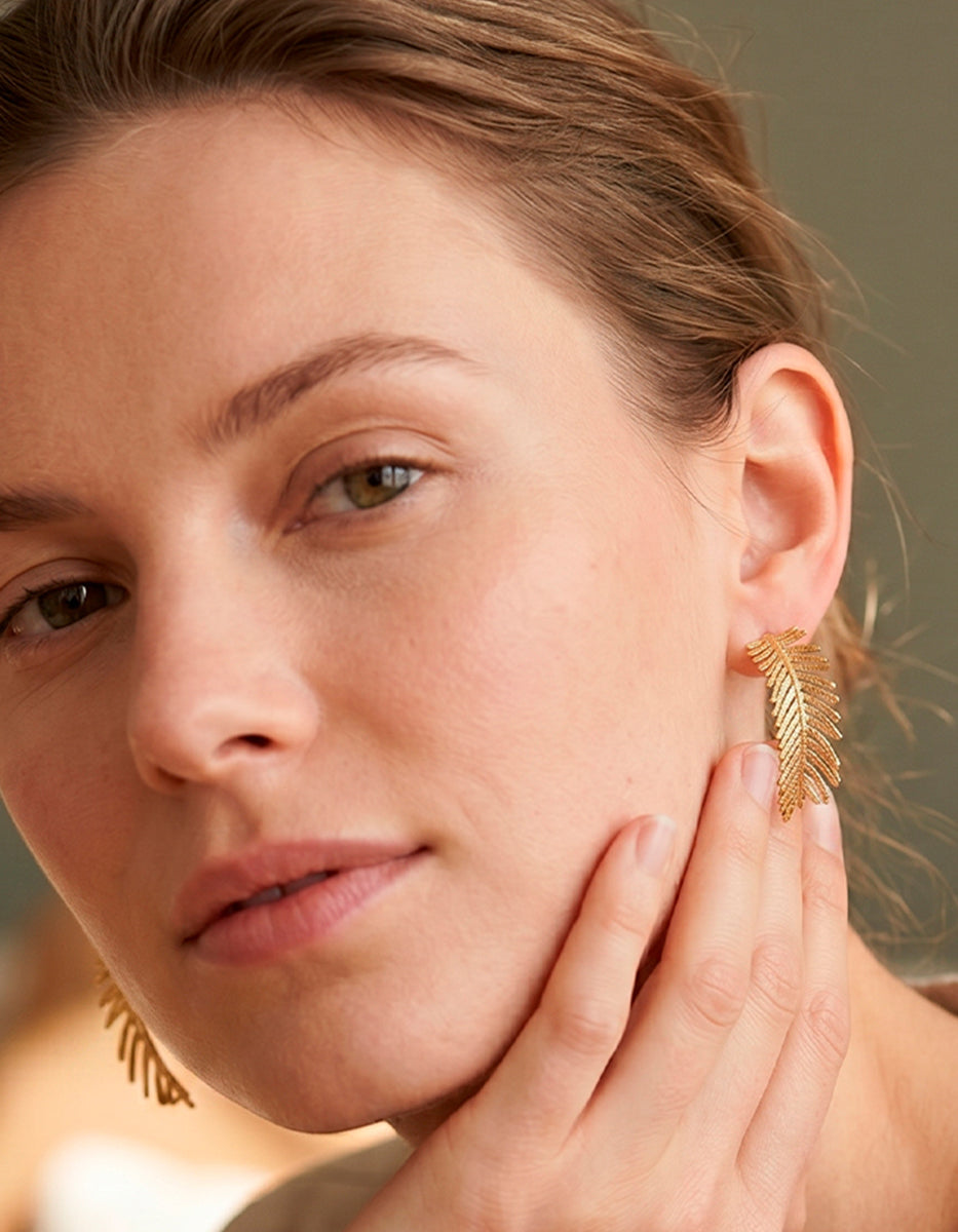 Aretes de oro laminado 22 kt hoja embutida Golden Chic