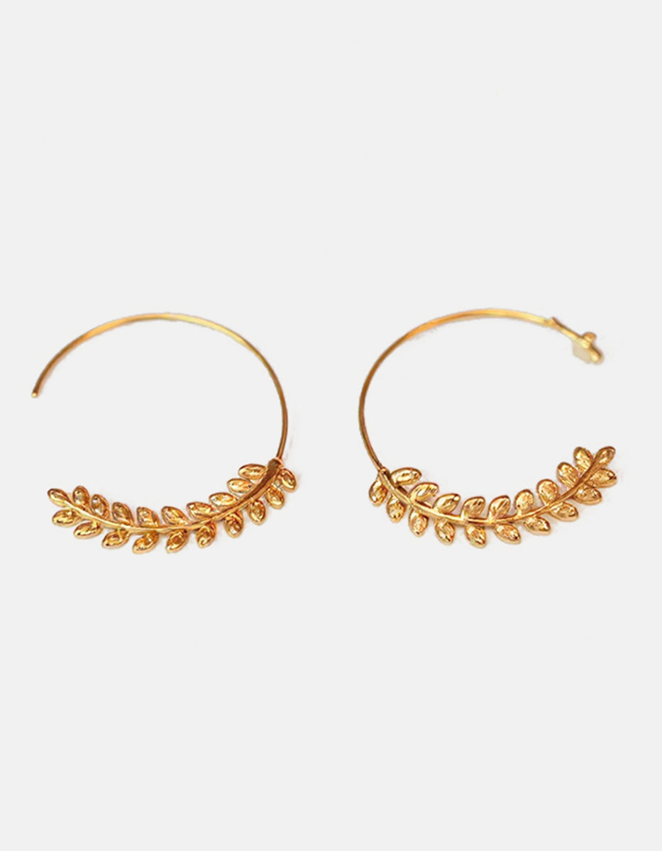 Aretes de oro laminado 22k media arracada con diseño de hoja de laurel Golden Chic