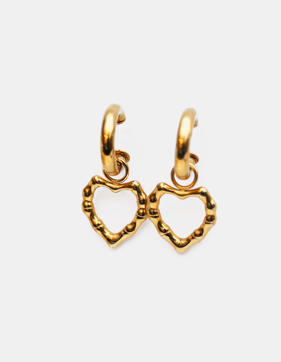 Aretes de oro laminado de 22k con corazón colgante