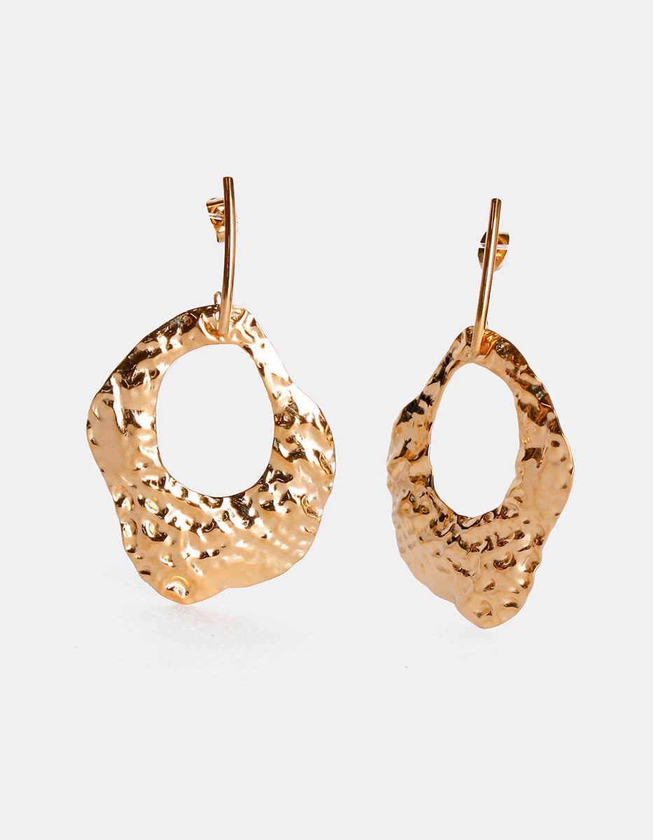Aretes en Oro Laminado 22 kt con Hojarasca Martillada Deforme y Arillo Largo Golden Chic
