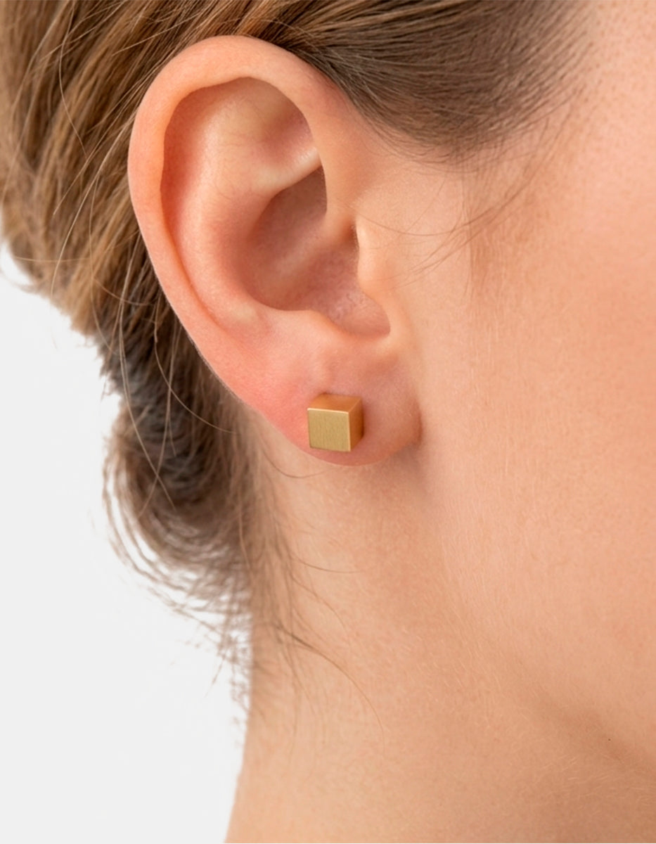 Aretes de oro laminado 22k en forma de cubo de 4 mm Festive Style