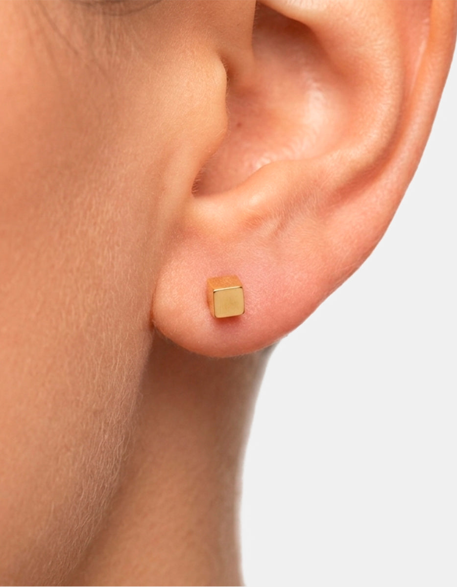 Aretes de oro laminado 22k en forma de cubo de 6 mm Festive Style