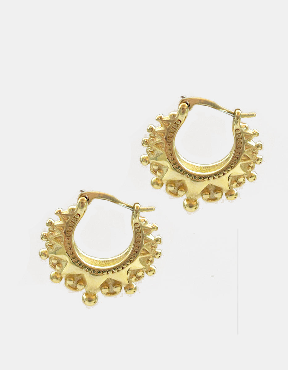 Arracadas de oro laminado 22 kt con canasta doble cara garigoleadas de 2.5 cm diámetro Golden Chic