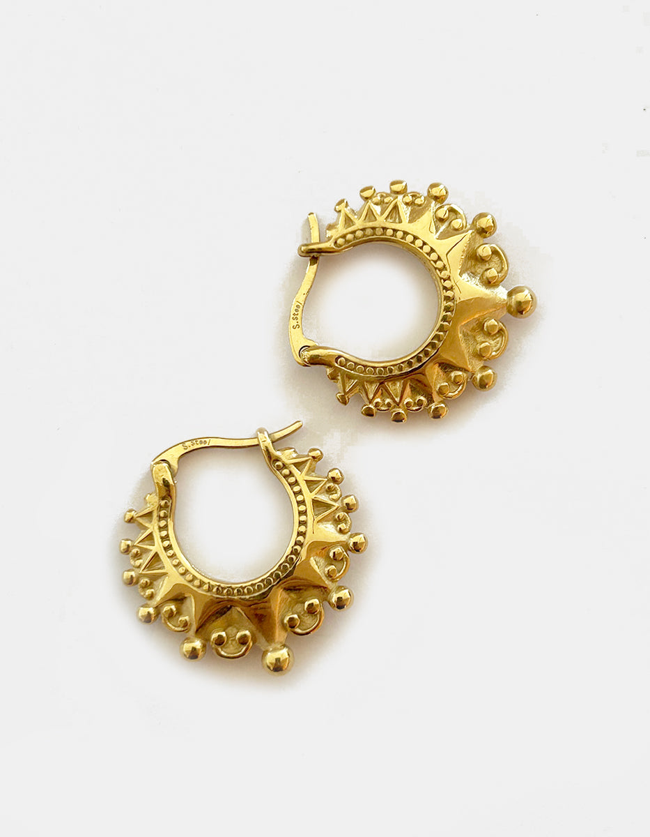 Arracadas de oro laminado 22 kt con canasta doble cara garigoleadas de 2.5 cm diámetro Golden Chic