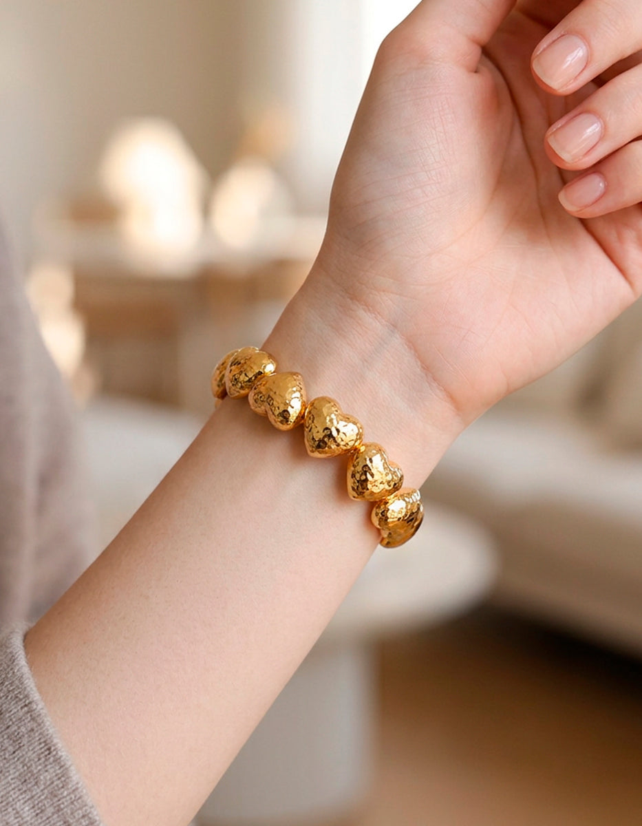 Brazalete de oro laminado 22k con nueve corazones martillados de 67 mm de diámetro