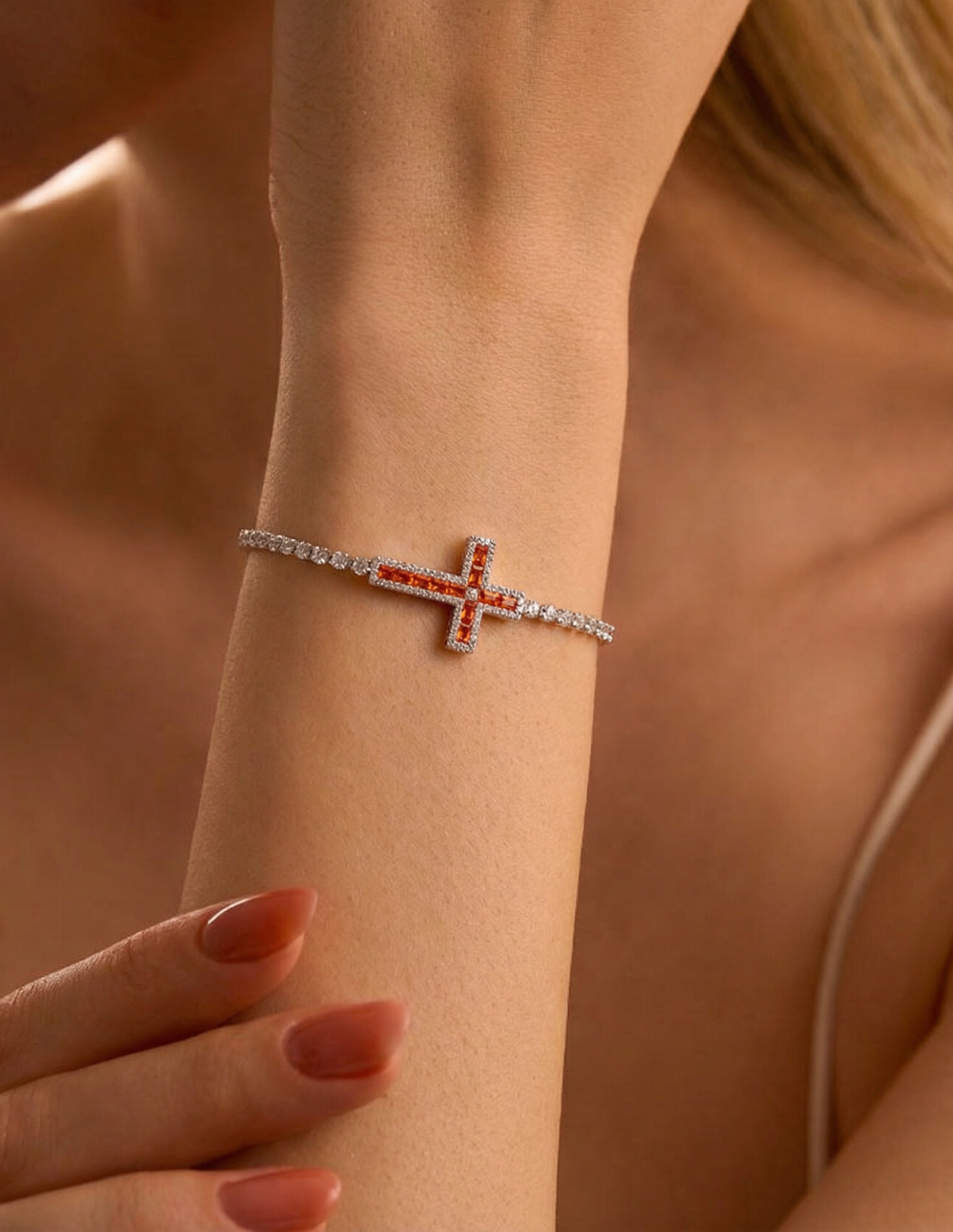 Pulsera en Plata .925 con Baño de Rodio y Piedra Granate Roja en Forma de Cruz de 2.5 cm Festive Style