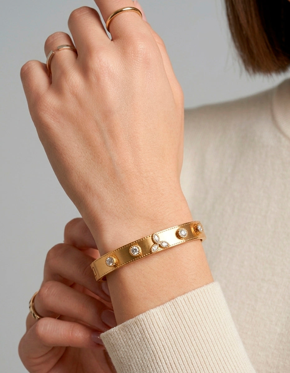 Brazalete de oro laminado estriado con topacios blancos Golden Chic