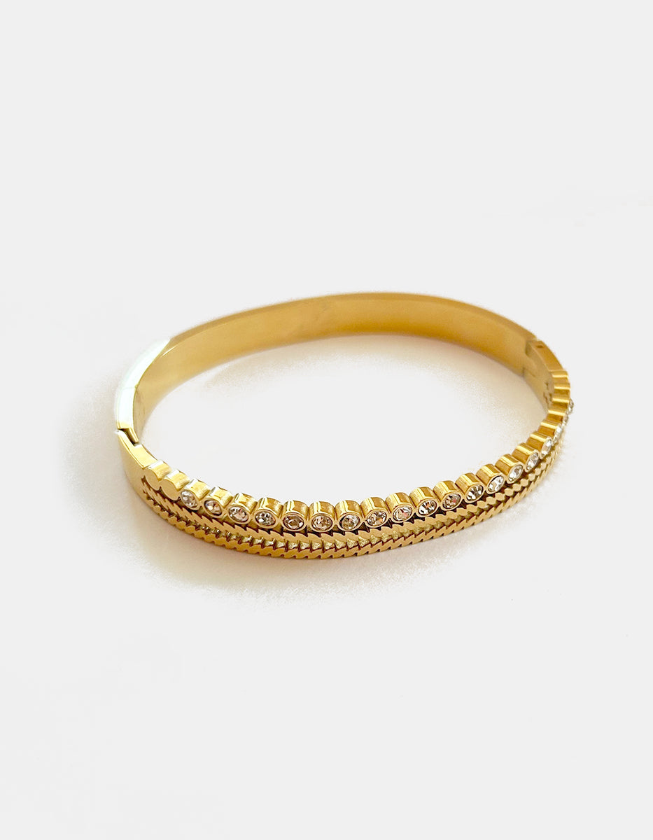 Brazalete oro laminado estriado angulado con topacios blancos Golden Chic