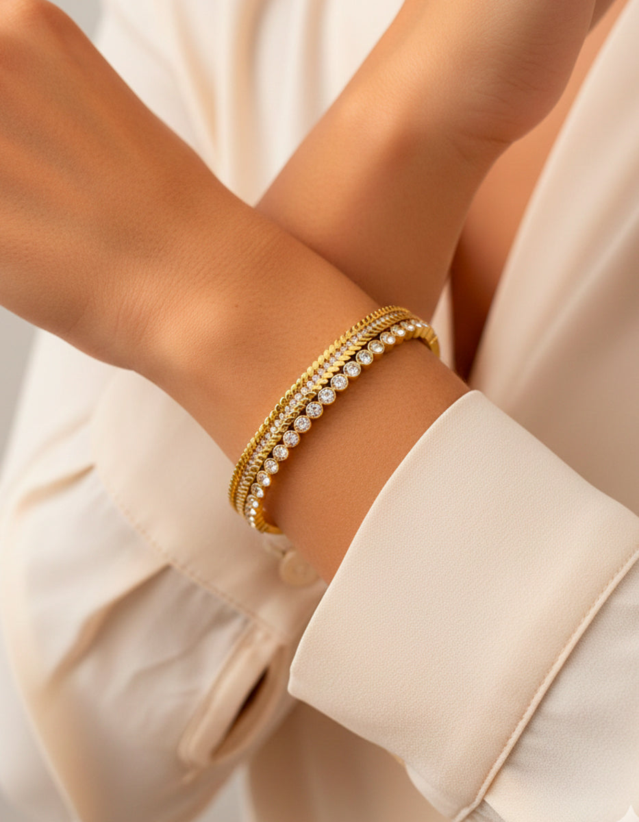 Brazalete oro laminado estriado angulado con topacios blancos Golden Chic